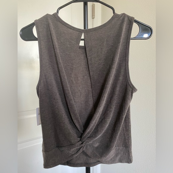 Gap Fit tank top with open back - Picture 4 of 4